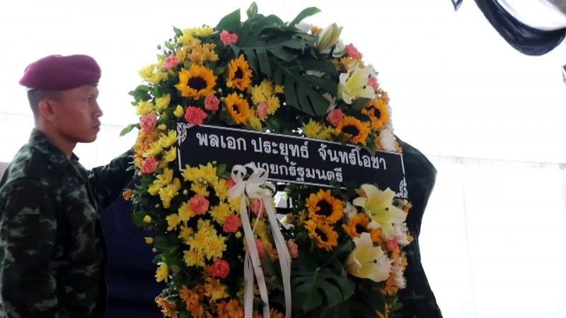 "นายกรัฐมนตรี" ส่งพวงหรีดไว้อาลัย ศพ จ.ส.อ.สมชาย สละชีพปกป้องลูกศิษย์จากระเบิด