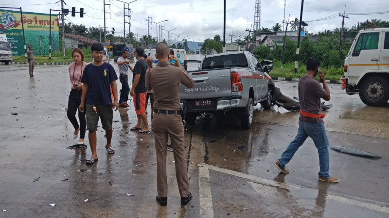 "ตำรวจขับรถ" พุ่งชนรถทัวร์กลางสี่แยก บาดเจ็บ 1