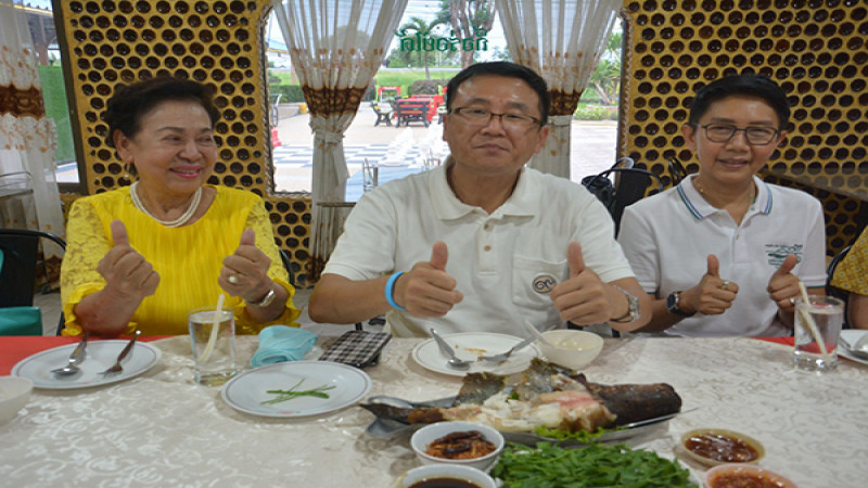 "ผู้ว่าฯเมืองสิงห์บุรี" พาชมร้าน " แม่ลาปลาเผา " ร้านอาหารชื่อดังเมืองสิงห์บุรี