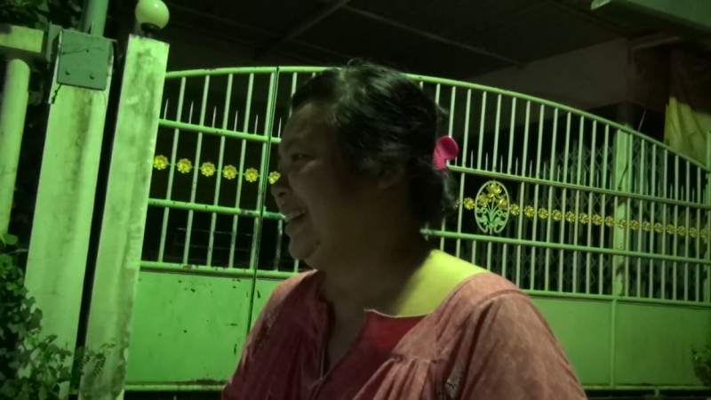 "หญิงวัย 53" ปล่อยสุนัขวิ่งเล่นหน้าบ้าน ซุกซนมุดเข้าใต้ท้องรถคอติดออกไม่ได้ แจ้งกู้ภัยฯช่วเยหลือด่วน