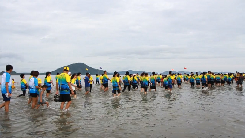 ปชช. กว่าหมื่นคน ร่วมงาน “วิ่งแหวกทะเลสู่เกาะพิทักษ์” ครั้งที่ 15 หลังสวนมินิมาราธอน