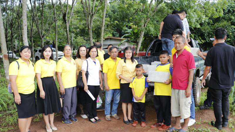 หลายหน่วยงานเข้าช่วยเหลือ "ครอบครัวอินทศร" หลังบ้านถูกพายุพัดพังเสียหาย