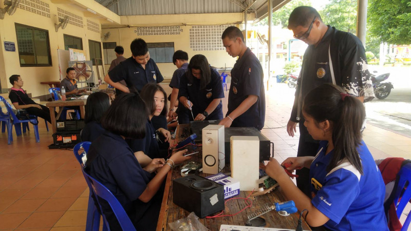 กลุ่มนักศึกษาวิทยาลัยเทศนิคจันทบุรี กว่า 20 คน ช่วยซ่อมเครื่องใช้ไฟฟ้าให้กับ ปชช.