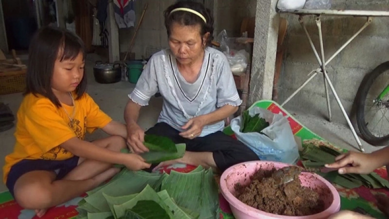 สาวพะเยา วัย 56 ว่างงานหันทำ "ห่อนึ่งไก่ชน สูตรโบราณ" ขายทางออนไลน์ สร้างรายได้งาม