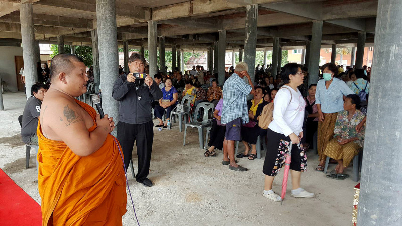 "วัดบางปลาหมอ" คึกคัก!! ทำบุญเลี้ยงภัตตาหารเพลพระสงฆ์ - ทอดผ้าป่าสามัคคี ผู้ป่วยกว่า 3 พันคน ต่อคิวรอรับแจกน้ำมันมะพร้าวสกัดเย็น