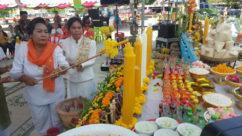 เจ้าของน้ำพริกป้าติ๋ว ร่วมกับชาวบ้าน จัดพิธีบวงสรวงฉลองพระเจ้าทันใจมหาจักรพรรดิ์ ครบรอบ 4 ปี ปชช. แห่ขอโชคลาภเนืองแน่น