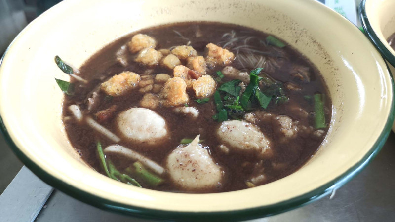 เที่ยวตรัง แวะเลย!! ร้านก๋วยเตี๋ยวเรือ "คนละชั้น" สะอาดอร่อย หญิงท้องทานฟรี