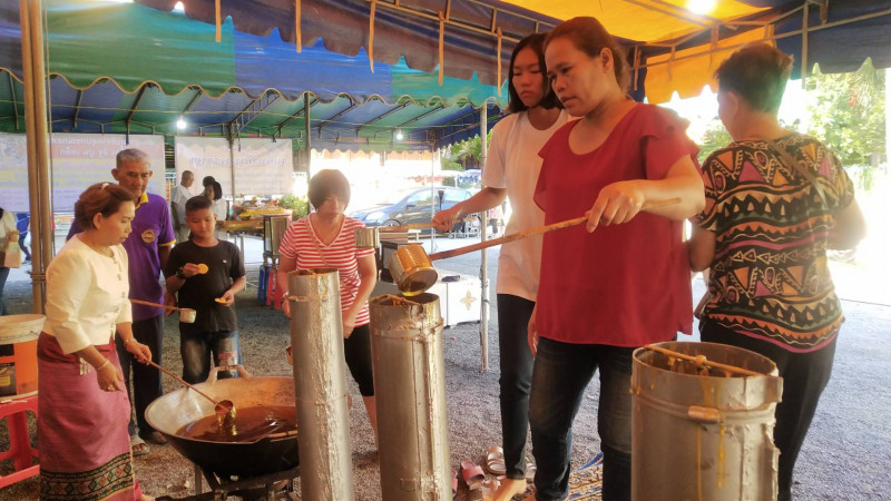 "ชาวจันทบุรี" นุ่งขาวห่มขาวร่วมทำบุญวันอาสาฬหบูชาและเทศกาลเข้าพรรษา คึกคัก!