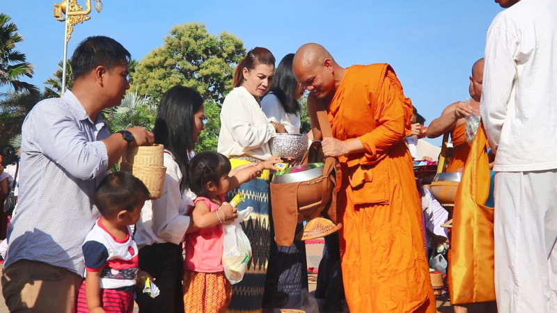 "ชาวนครพนม - ลาว" ร่วมทำบุญตักบาตร ปฏิบัติธรรมและปฏิญาณตนงดเหล้าเข้าพรรษา