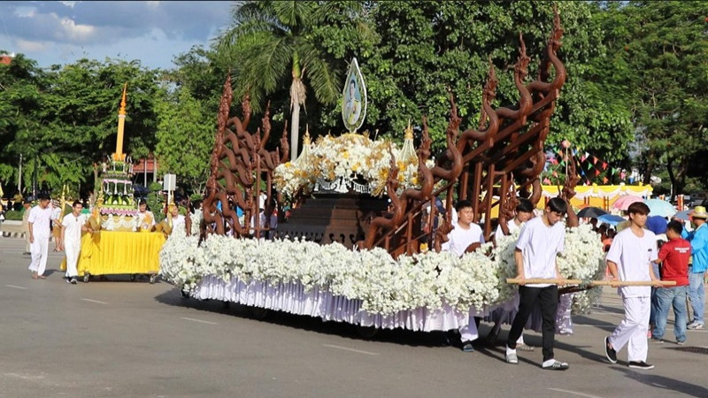 จ.ร้อยเอ็ด จัดงานประเพณีแห่เทียนพรรษาสืบสานตำนานเทียนโบราณ