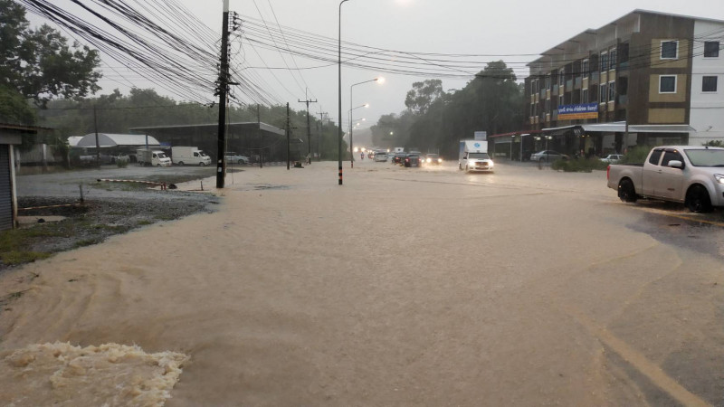 "ฝนกระหน่ำ" ไม่ทันข้ามวัน!! น้ำท่วมถนนหลายสายจันทบุรี รถเล็กติดหนึบ สั่ง!! นอภ. 10 อำเภอ เฝ้าระวังน้ำท่วมฉับพลับ-ดินโคลนถล่ม