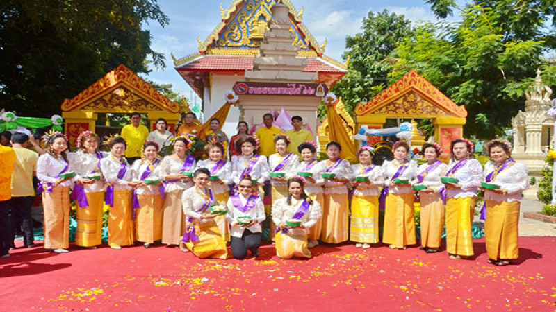 ชาว ต.บ้านแป้ง ร่วมสืบสาน "ประเพณีตักบาตรยายดอกไม้ชาวลาวเวียง"