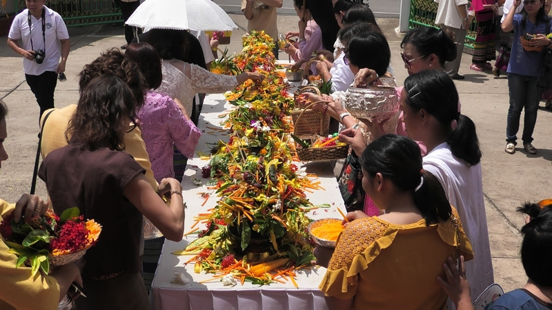 1 เดียวในโลก!! ประเพณีใส่บาตรเทียน วัดบุญยืน