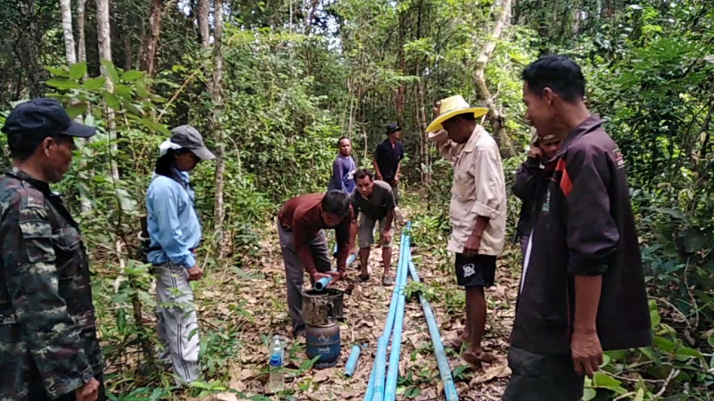 แล้งจัด!! "ชาวบ้านกะเลงเวก" ระดมทุนซื้อท่อ PVC ต่อท่อเป็นกาลักน้ำ จากคลองน้ำธรรมชาติกลางป่า
