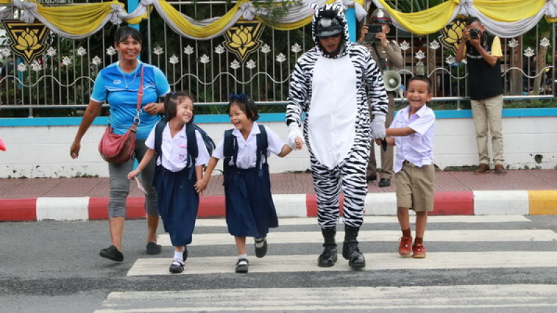 "ผู้การฯเมืองคอน" ปิ้งไอเดีย ตร.จร.สวมชุดมาสคอสม้าลายปลูกฝังวินัยและอำนวยความสะดวกด้านการจราจรได้ผล สั่งขยายโครงการทั่วจังหวัด