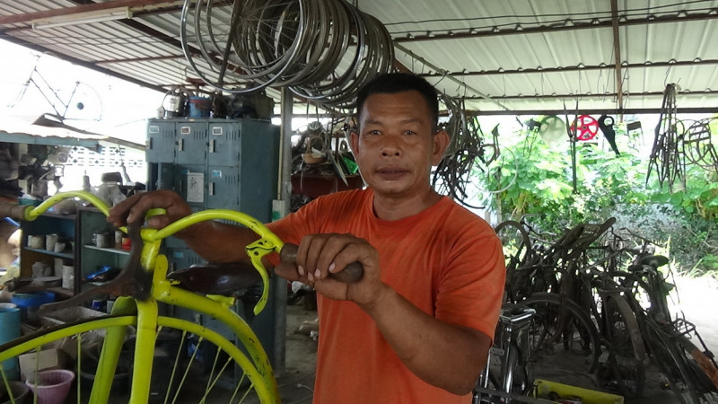 หนุ่มสมาชิก อบต.สายทอง ผลิตรถจักรยานโบราณ ขายสร้างรายได้เสริม