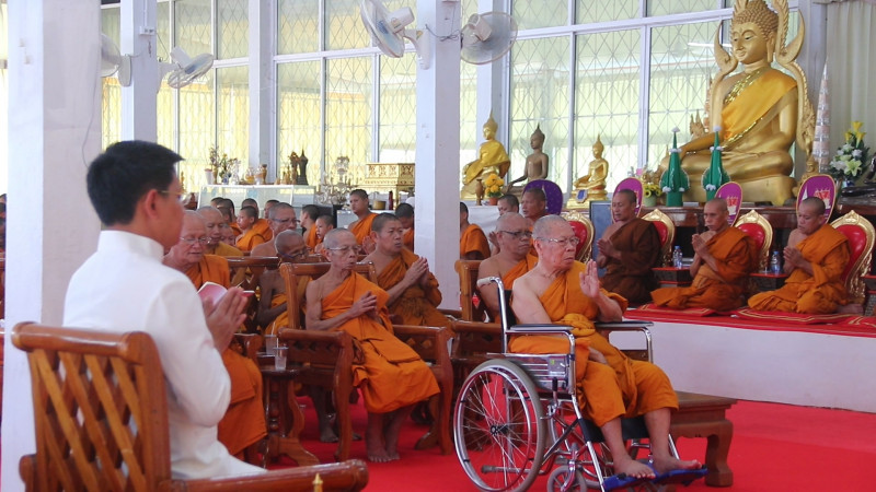 ผวจ.นครพนม นำพสกนิกร ประกอบพิธีเจริญพระพุทธมนต์ ณ วัดธาตุเรณู