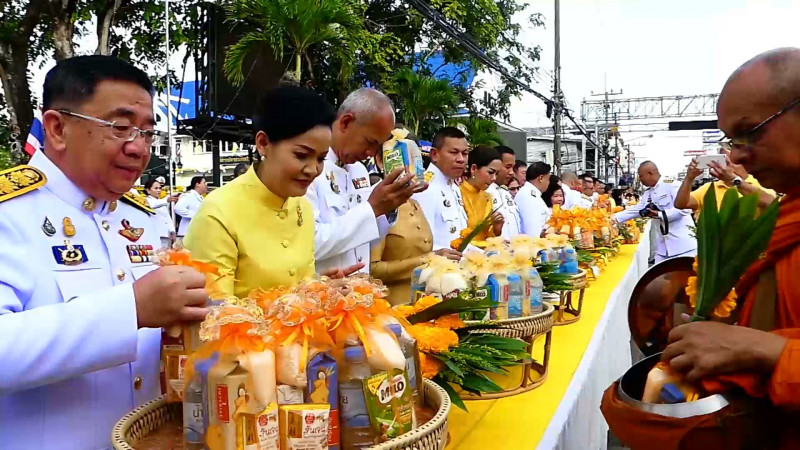 ผวจ.ชุมพร นำ ปชช. ร่วมทำบุญตักบาตรพระภิกษุสงฆ์ ถวายเป็นพระราชกุศล ในหลวง ร.10 เนื่องในวันเฉลิมพระชนมพรรษา