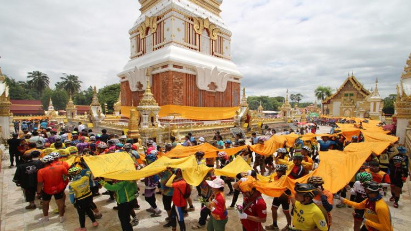 พลังศรัทธานับพัน ปั่น วิ่ง รำลึก 44 ปี พระธาตุพนมล้ม ทำบุญวันแม่ย้อนตำนานพระธาตุฯ