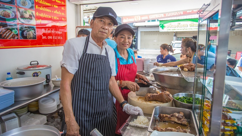 วันเดียวเท่านั้น!! "ร้านมิดไนท์ไก่ตอน ขาหมูบางรัก" เปิดขายข้าวจาน 9 บาท เนื่องในวันแม่แห่งชาติ