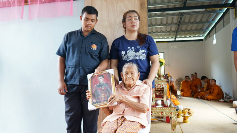 "คุณยายวัย 80" ปลื้มใจ! รับมอบบ้านใหม่ในวันแม่แห่งชาติ หลังอาศัยอยู่บ้านที่ผุพังมาหลาย 10 ปี