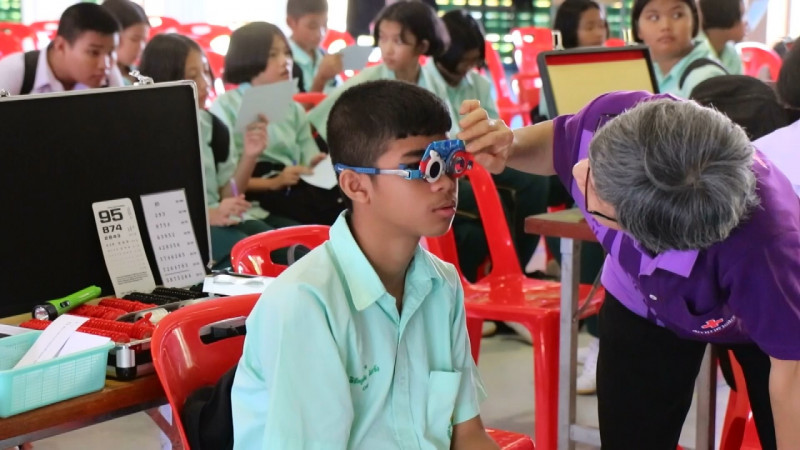 สภากาชาดไทย ออกหน่วยตัดแว่นสายตาเคลื่อนที่ แก่เด็กนักเรียนในชนบท จ.ชุมพร