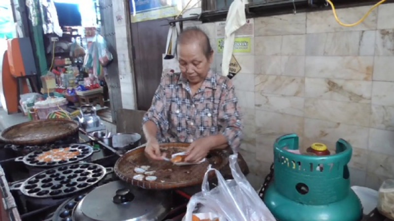 เชิญชิม!! "ขนมครกแม่ยูร" สูตรโบราณ ของดีตลาด 100 ปี แห่งเดียวใน จ.อ่างทอง