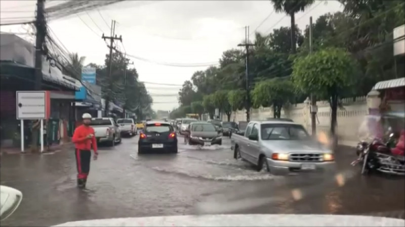 ฝนตกหนัก 3 ชม. น้ำท่วมขังถนนเกือบทุกสาย เขตเทศบาลนครอุดรธานี จนท.เร่งสูบน้ำระบายลงลำห้วย