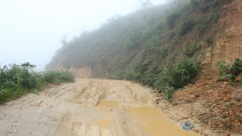 "กาญจนบุรี" ฝนตกหนักนานกว่า 2 วัน สถานที่ท่องเที่ยวสำคัญ บ้านอีต่อง เกิดดินสไลด์ยาวกว่า 80 ม.