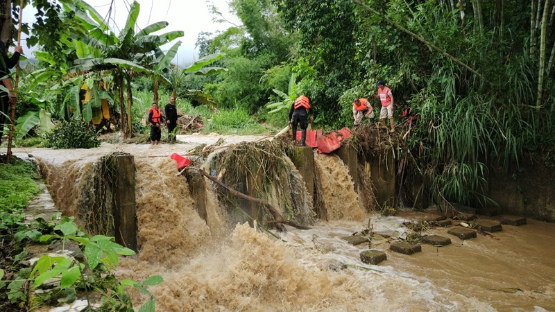 น้ำป่าซัด "หญิงวัย 39" สูญหาย ทางข้ามทางเบี่ยงสะพานบ้านทุ่งอ้าว ระดม จนท. เร่งออกตามค้นหา