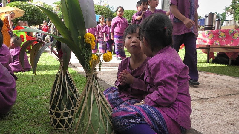 น่ารักสุดๆ !! "นักเรียนตัวน้อย" ใส่ชุดพื้นเมือง ร่วมถวายสลากภัตรหลวง ที่วัดพระธาตุช้างค้ำวรวิหาร ตามขนบธรรมเนียมโบราณ