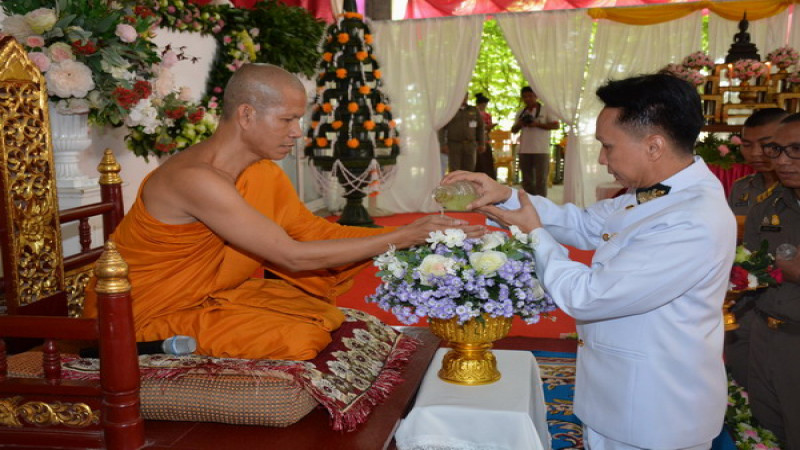 พระราชนัดดา ร.4 ถวายผ้าไตร น้ำอบไทยแด่พระครูธรรมธรสมพล ในพิธีทำบุญฉลองอายุวัฒนมงคลครบรอบ 55 ปี