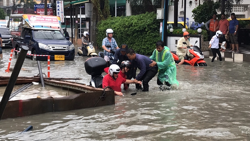 เขตเมืองพัทยา อ่วม!! ฝนตกหนัก 2 ชม. น้ำท่วมขังถนนหลายจุด