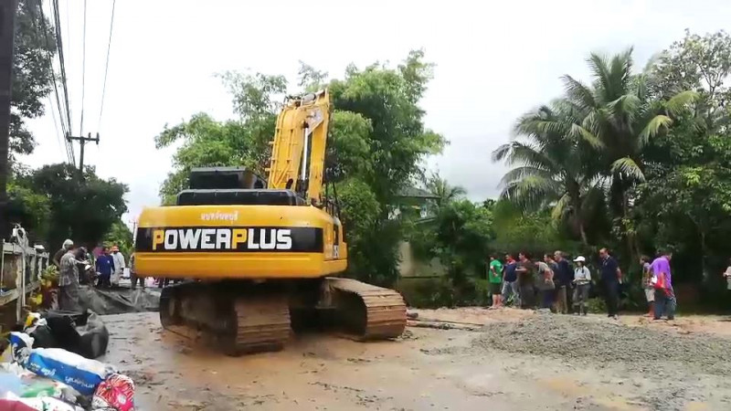 อบต.ตะปอน​ ร่วมกับชาวบ้าน "ช่วยกันซ่อมคอสะพาน" หน้าวัดตะปอนน้อยที่ถูกน้ำป่าซัดจนขาด