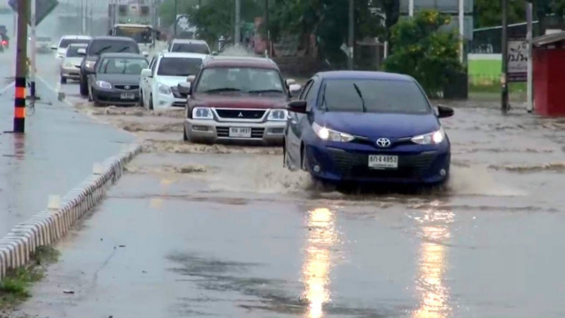 ปราจีนบุรีฝนถล่มกลางดึก "น้ำท่วมขังถนน" สายสุวรรณศร 33 และสาย 304