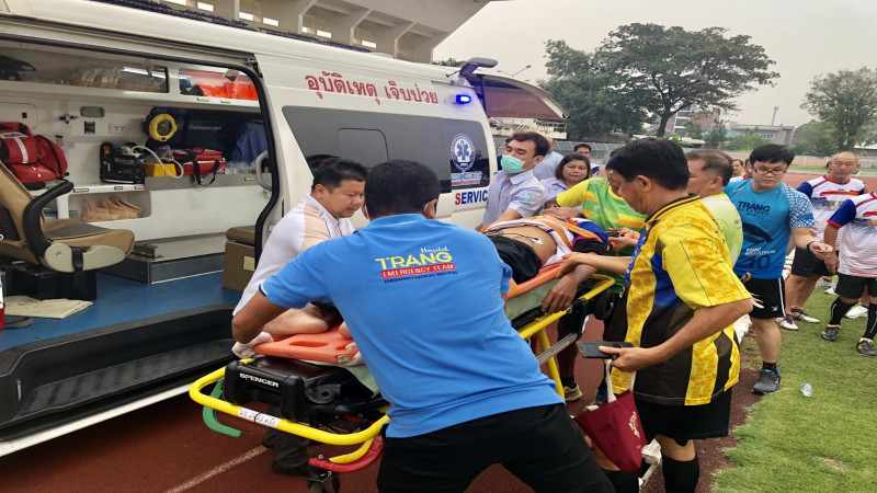 ชาวโซเชียลชื่นชม "นพ.สมัชชา ลีลาวิลาส" ทำ CPR ช่วยชีวิตนักฟุตบอล หลังหมดสติกลางสนามกีฬาเทศบาลนครตรัง