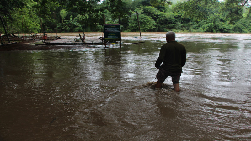 "จังหวัด ราชบุรี" ทำการปิด "ตลาดโอ๊ะป่อย" หลังน้ำป่าซัดพังหมดเนื่องจากฝนตกติดต่อกันหลายวัน (ภาพ)