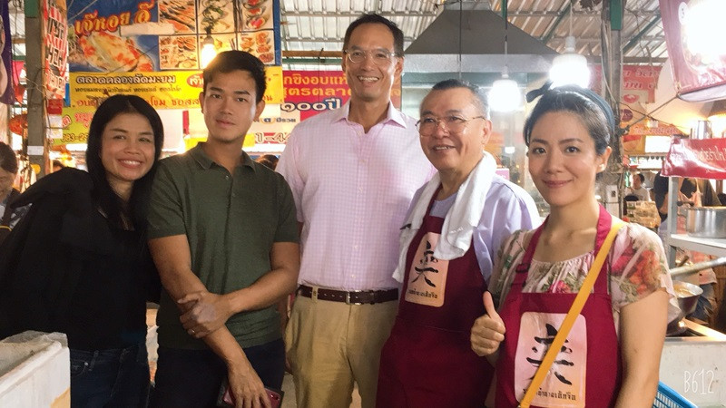 กรณ์บุกพิสูจน์รสชาด "ราดหน้าเอ็กจือ" การันตีอร่อยจริง พร้อมให้กำลังใจ