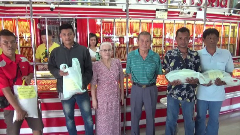 "ห้างทองจารุรัตน์" แจกข้าวสารพร้อมเงินสดแก่ชาวบ้าน เนื่องในโอกาสครบรอบวันเกิด