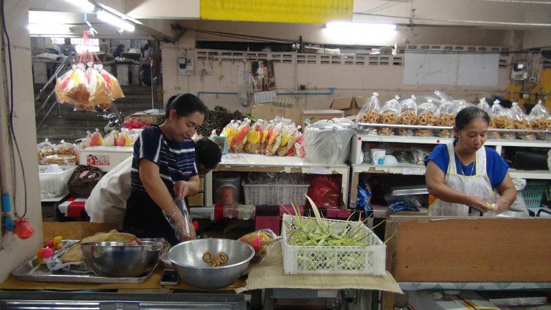 "พ่อค้าแม่ค้าตลาดเทศบาลเมืองเบตง" เร่งทำขนมต้มขายช่วงเทศกาลเดือนสิบ ระบุราคาเดิมแม้ต้นทุนเพิ่ม