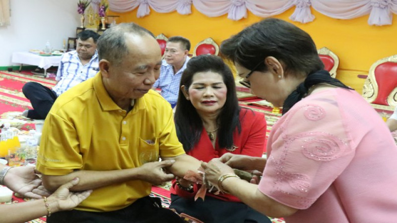 ผูกแขนรับขวัญ "ดารานักแสดงรุ่นใหญ่" ละครจักรๆวงศ์ๆ หลังจากออกจากโรงพยาบาล ในงานทำบุญใหญ่ครบรอบ 25 ปีบริษัท