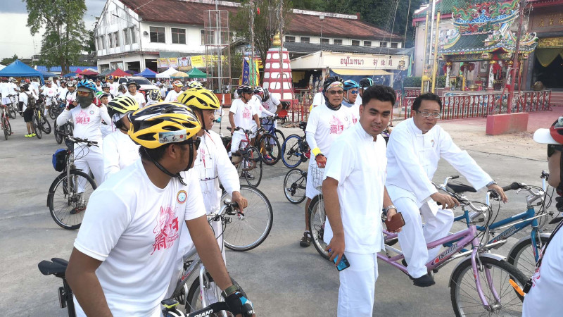 นักปั่นกว่า 150 คน ปั่นจักรยานเยี่ยมชมและร่วมทำบุญกับ 9 ศาลเจ้า ตามกิจกรรมเส้นทางสีขาว อิ่มบุญ อิ่มใจ ในเมืองตรัง