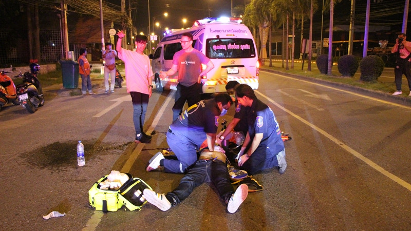 อุทาหรณ์ ! "หนุ่มจีน" หยอกเล่นกันบนท้ายรถสองแถว เกิดพลาดตกถนน - หัวฟาดพื้น อาการสาหัส