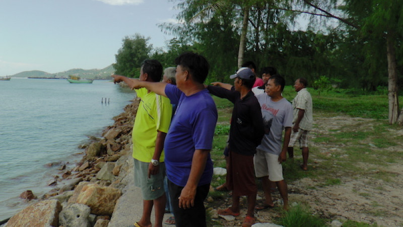 "ชาวประมงเกาะสมุย" เรียกร้องหน่วยงานรัฐ นำซากเรือประมงออกจากร่องน้ำ หลังถูกคลื่นซัดแตกกระจายระเกะระกะ