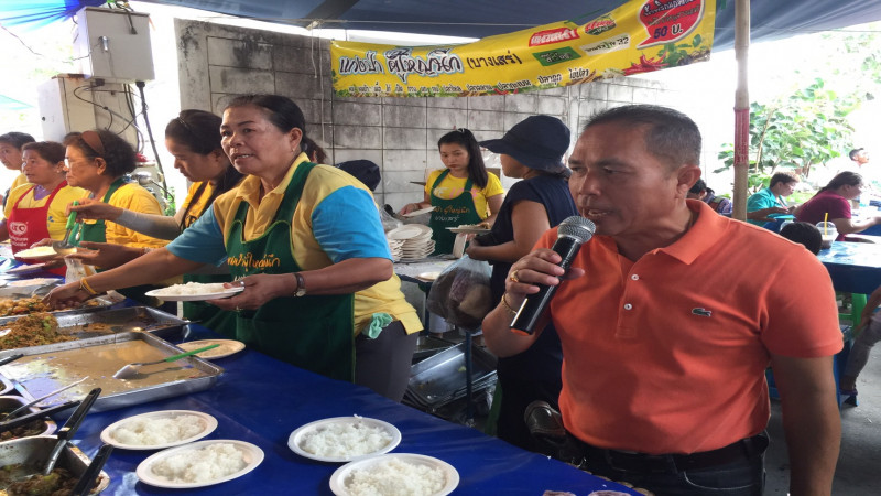 ตลาดนัดร้อนทำดีเลี้ยง "ข้าวแกง" 2 หมื่นจานฟรี!! ถวายเป็นพระราชกุศล