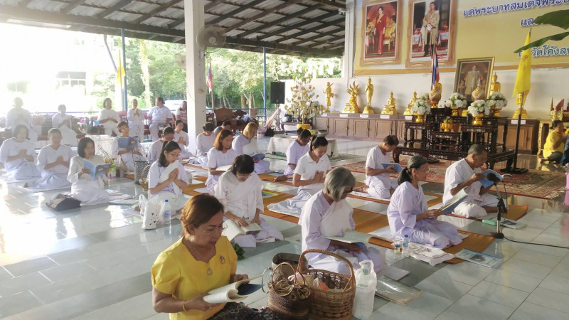ชาวจันทบุรี แต่งชุดขาว-เสื้อเหลืองร่วมทำบุญ น้อมรำลึกเนื่องในวันคล้ายวันสวรรคต ร.9