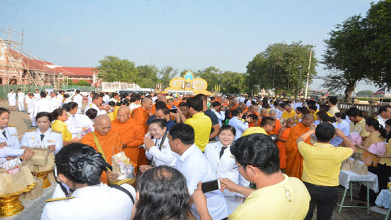 "พ่อเมืองสิงห์บุรี" นำประชาชนทุกหมู่เหล่า ร่วมทำบุญตักบาตร ถวายเป็นพระราชกุศล เนื่องในวันคล้ายวันสวรรคต ร.9