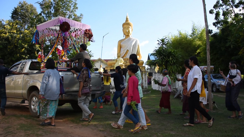 ชาวบ้านชายแดนไทย-กัมพูชา ร่วมกันทำบุญตักบาตร -ประกอบพิธีถวายผกา แด่พระภิกษุสงฆ์ในวันออกพรรษา