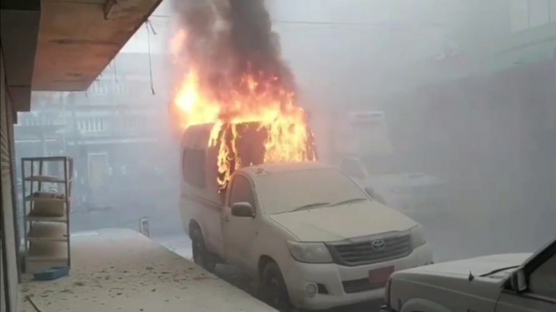 ผู้คนแตกตื่น "รถกระบะ" จอดในชุมชน จู่ๆ เพลิงไหม้วอดทั้งคัน