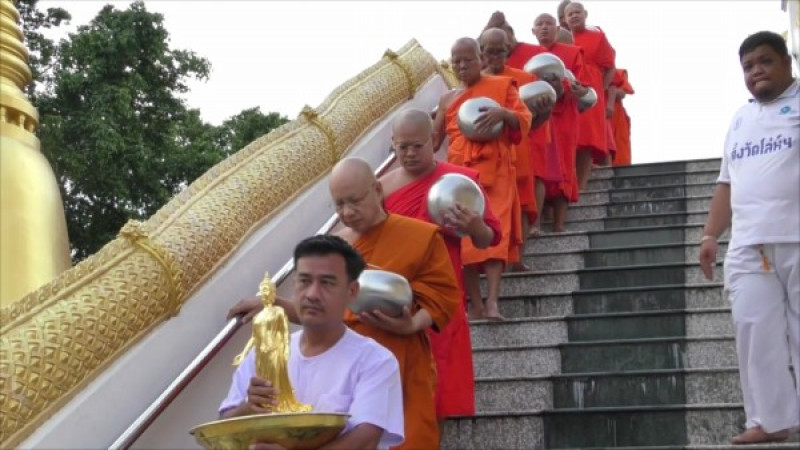 "วัดโล่ห์" สืบทอดวัฒนธรรมจำลองเหตุการณ์ตักบาตรเทโวตามพุทธประวัติ